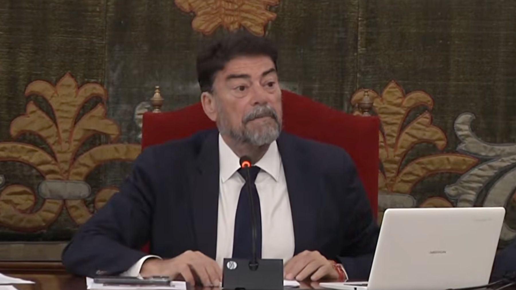 El alcalde de Alicante, Luis Barcala, en el pleno de este jueves.
