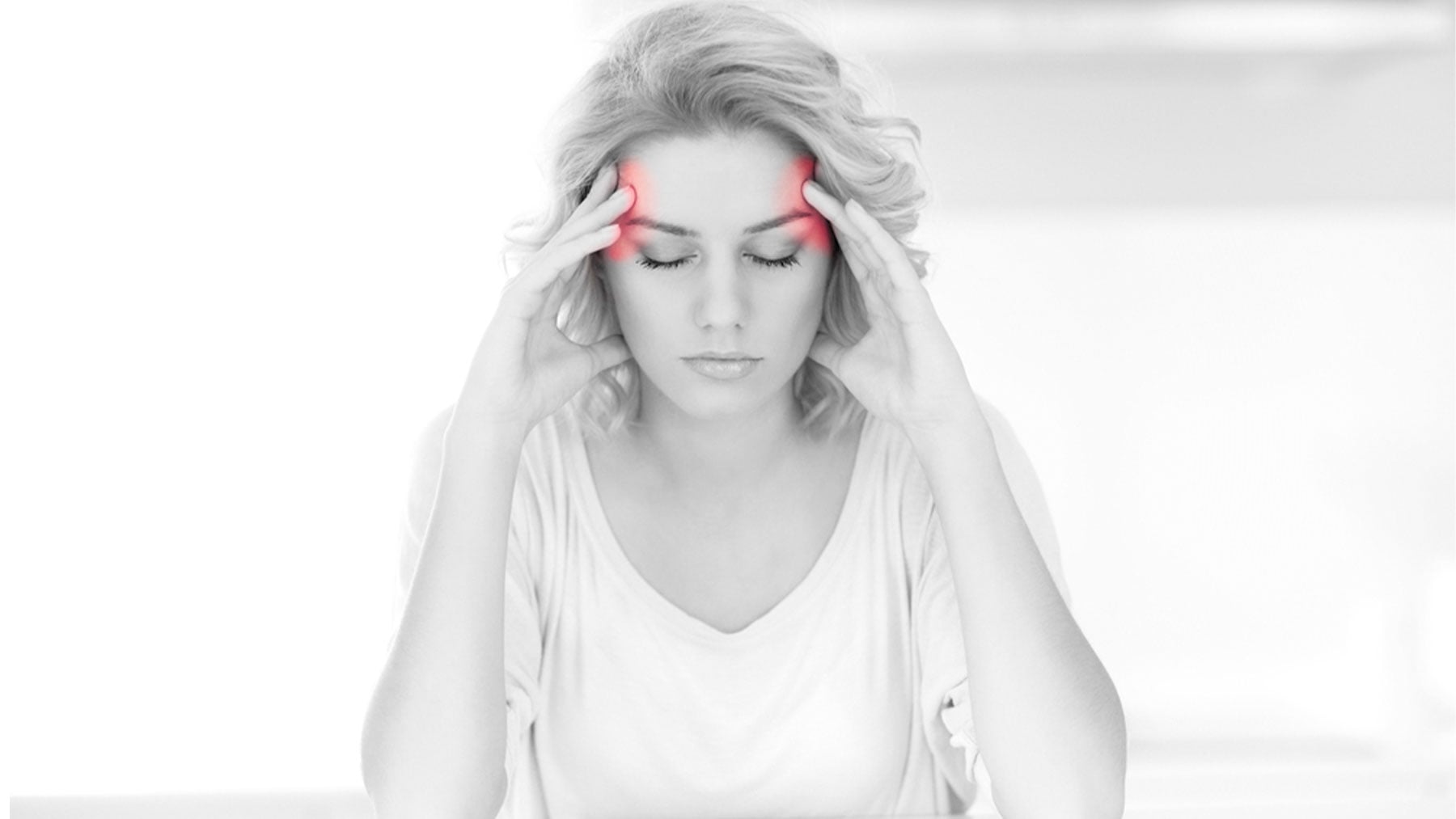 Una mujer con dolor de cabeza.
