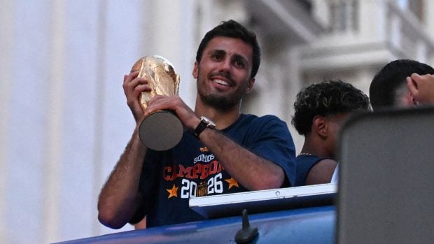 El capit&aacute;n de la Selecci&oacute;n, Rodri Hern&aacute;ndez, sujeta la Copa del Mundo durante la r&uacute;a de celebraci&oacute;n de la Selecci&oacute;n Espa&ntilde;ola por el triunfo en el Mundial 2026. Foto: Jos&eacute; Oliva / Europa Press.