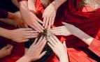 Ni blancas ni rojas: el color de uñas bonito y veraniego que potencia el bronceado y alarga visualmente las manos