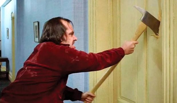 SUBASTA OBJETOS ICONICOS CINE TRAJE TRAVOLTA HACHA ELR ESPLANDOR
