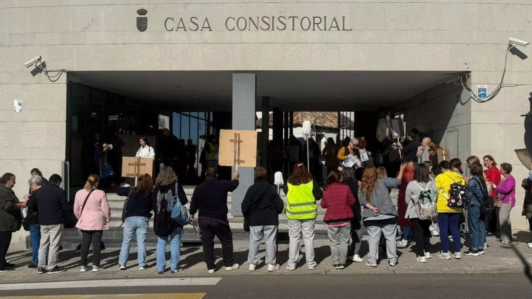 Parla retrasa desde marzo los pagos a sus limpiadoras por una deuda de 2 millones con la empresa de limpieza