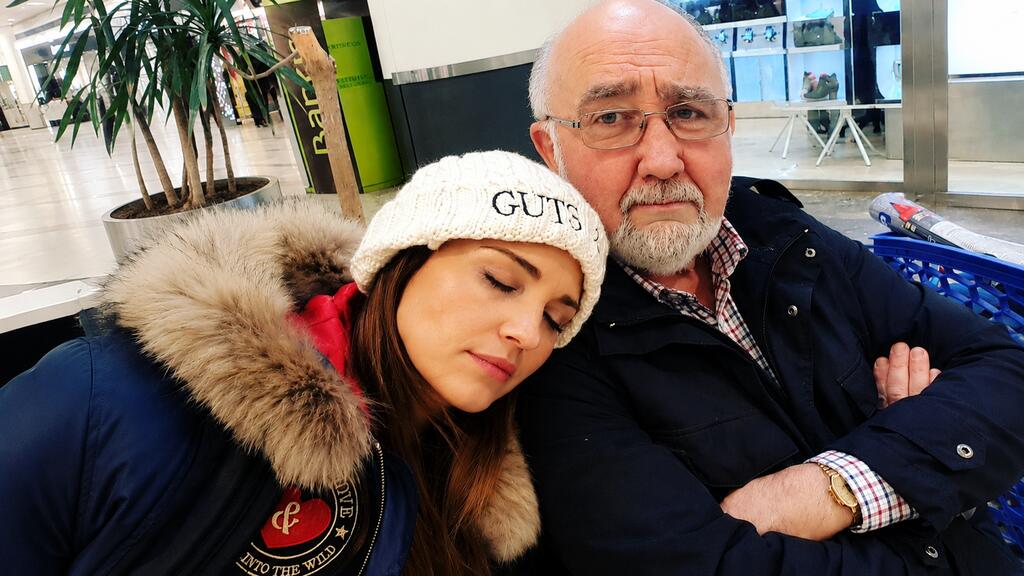 La actriz junto con su padre. (Foto: Paula Echevarría)