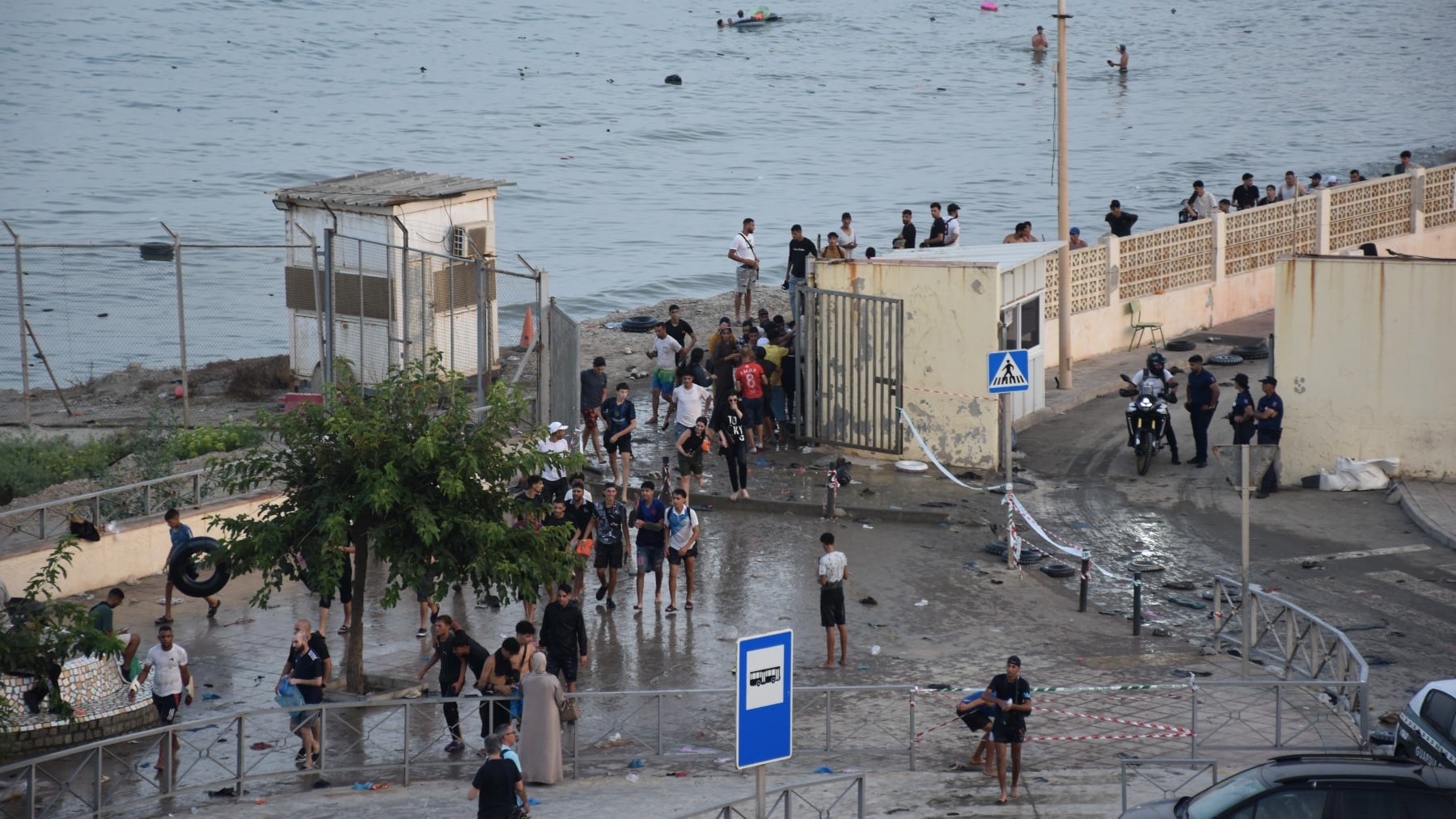 Ceuta amanece con nuevas entradas de inmigrantes este viernes tras la avalancha masiva del jueves