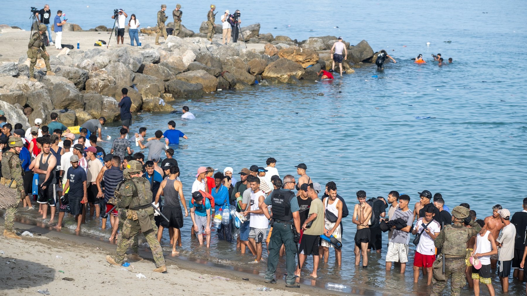 Entrada de inmigrantes a Ceuta desde Marruecos, en directo: última hora de la situación en la frontera y las medidas del Gobierno