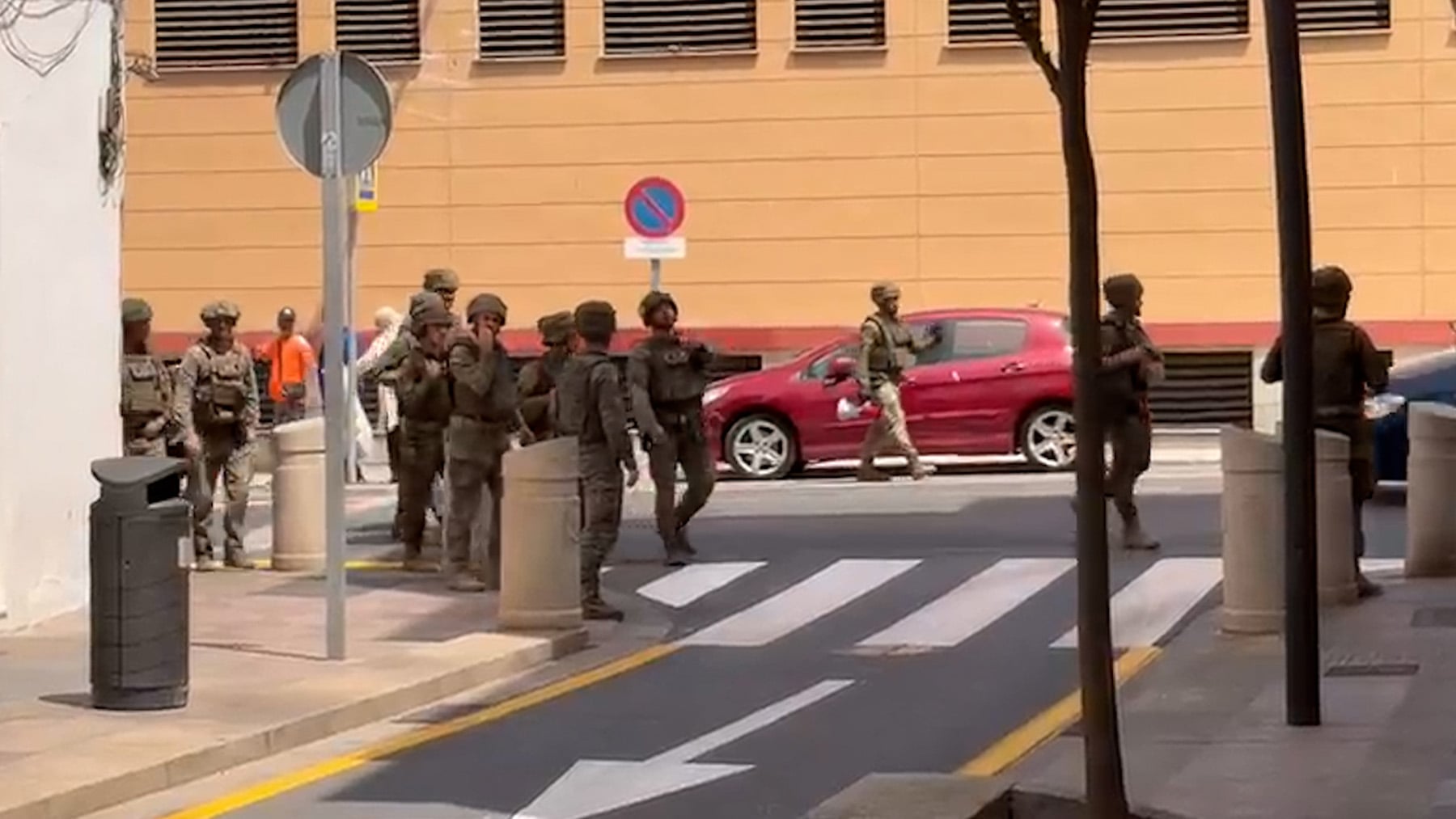 Aplausos y ovación al Ejército en las calles de Ceuta: Gracias a ellos, la mayoría de invasores se han marchado