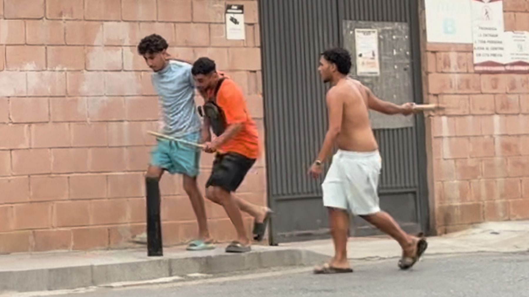 Marroquíes residentes en Ceuta expulsan a palos a inmigrantes ilegales tras un intento de robo