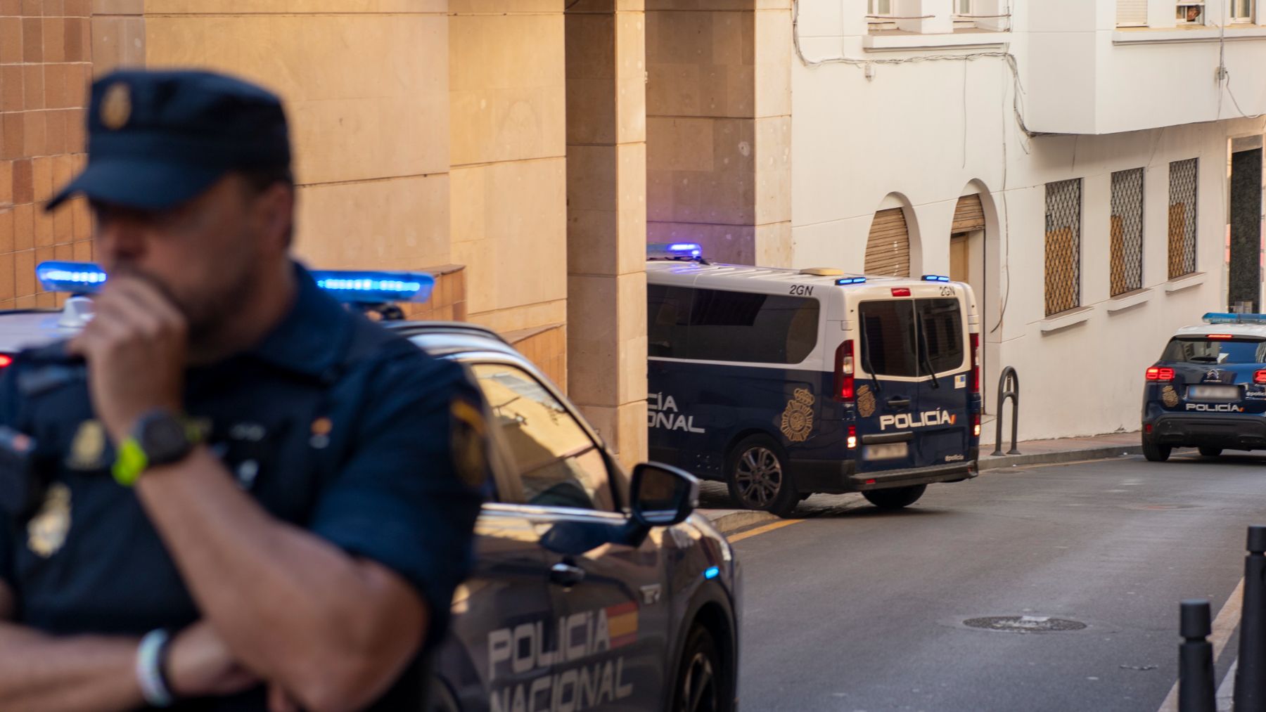 La normalidad de Marlaska en Ceuta: un inmigrante ilegal intenta asaltar una vivienda con un cuchillo