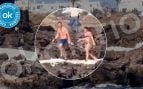 OKDIARIO sorprende a Sánchez disfrutando de un baño en La Mareta en plena invasión migratoria en Ceuta