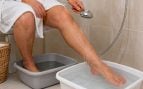 Baño contraste para pies hinchados, consejo piernas hinchadas en verano, cómo evitar piernas hinchadas en verano, reducir pies hinchados por calor, pies hinchados en mayores de 65 años.