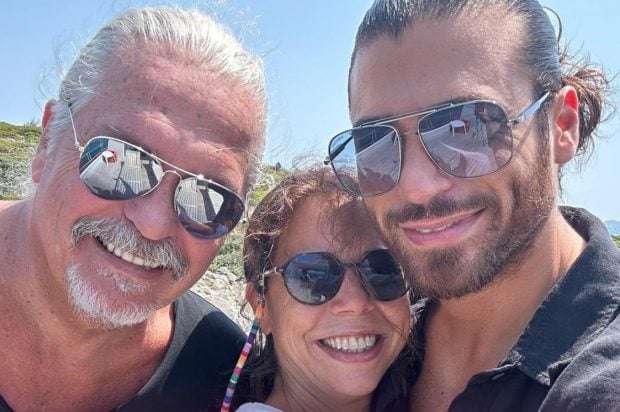 Can Yaman junto a sus padres. (Instagram)