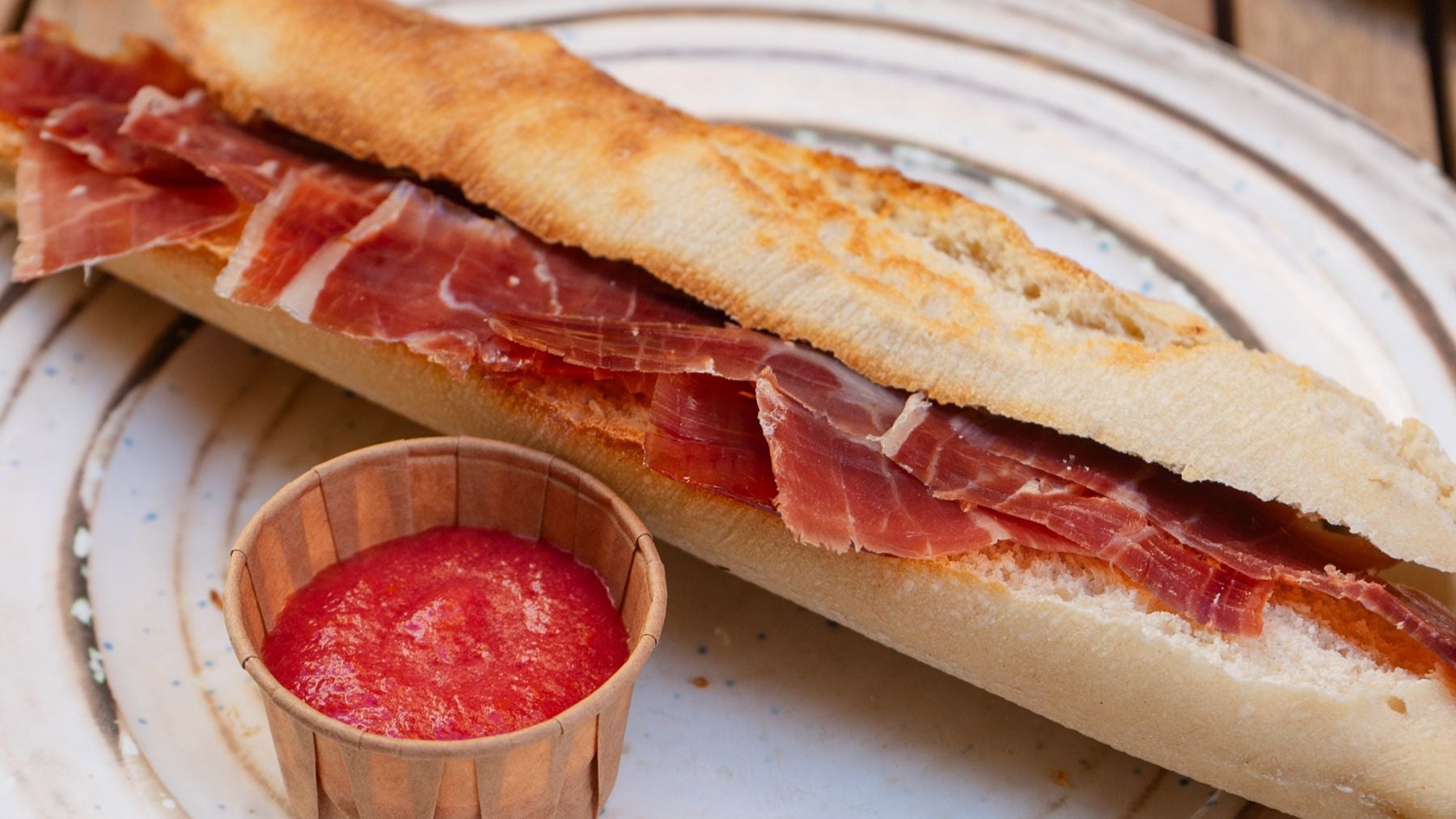 El negocio de Madrid que conserva los precios de hace 10 años: sus bocadillos de 1,5 euros se han convertido en un fenómeno