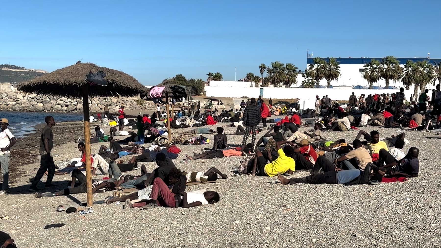 Los vecinos de Ceuta desmienten el relato del Gobierno: Hablan de normalidad y esto parece un campo de refugiados