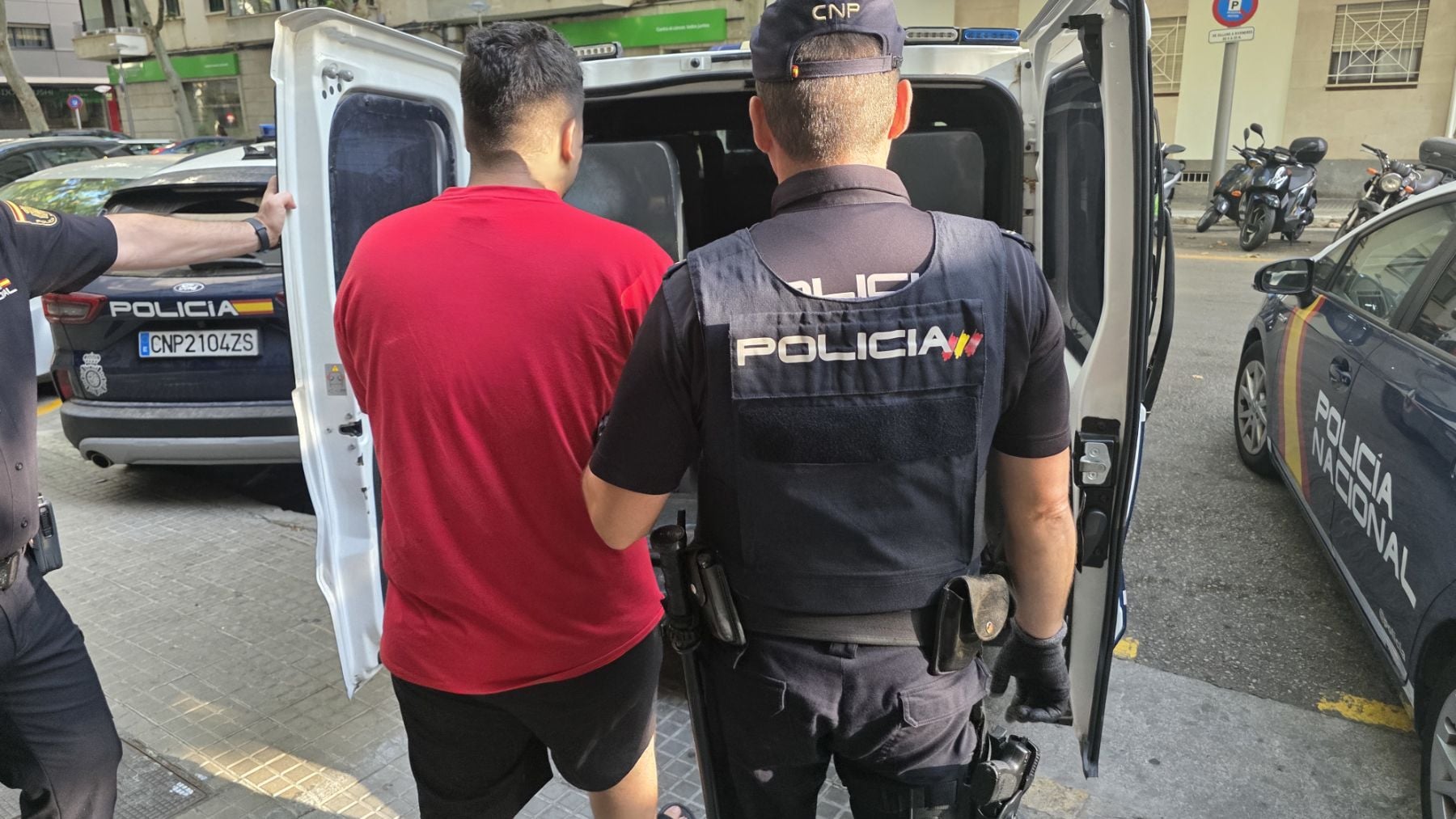 Una banda de narcos colombianos encapuchados y armados hasta los dientes asalta un narcopiso en Palma y realiza un