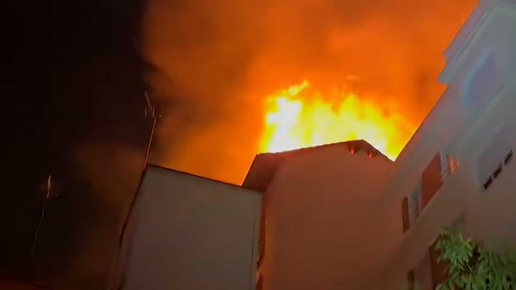 Un aparatoso incendio obliga a desalojar un bloque de viviendas de Chamberí (Madrid)