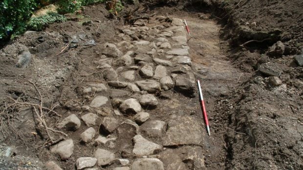 Base de piedra rectangular (linear kerbed) hallada en los jardines traseros de Bearsden. Foto: &copy; GUARD Archaeology Ltd
