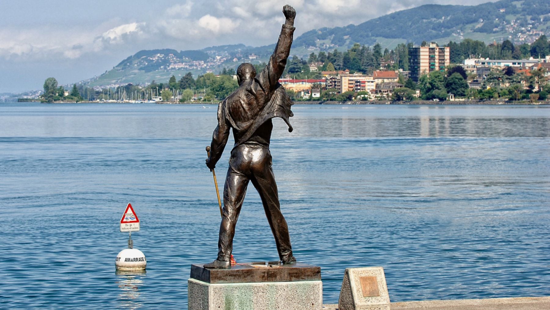 Famosa estatua de Freddie Mercury en Montreux, Suiza (a orillas del Lago Lemán). Foto: Valeriy Ded, CC BY 3.0 vía Wikimedia Commons