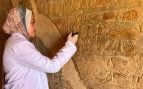 Investigadora egipcia estudiando un mural. Foto: Ministerio de Turismo y Antigüedades de Egipto
