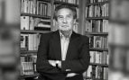 Octavio Paz entre libros. Fotografía obtenida de Zona Paz y realizada en 1984 por Rafael Doniz. (Wikimedia Commons)