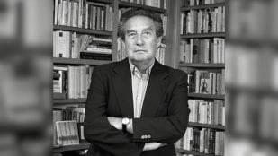 Octavio Paz entre libros. Fotografía obtenida de Zona Paz y realizada en 1984 por Rafael Doniz. (Wikimedia Commons)