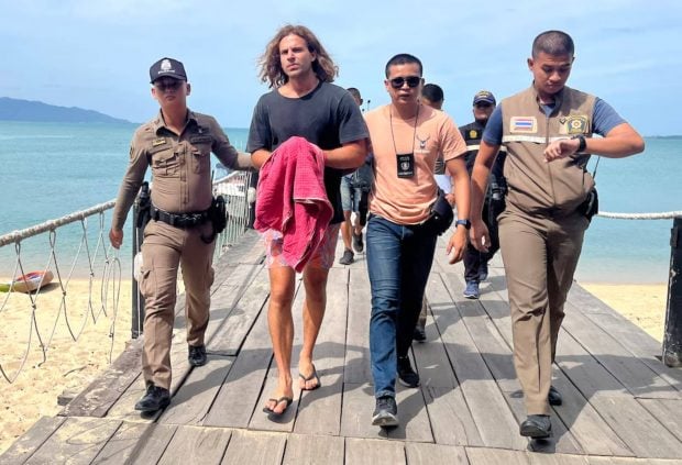Daniel Sancho escoltado por la policía tailandesa en el puerto de la isla Koh Samui. (Foto: EFE)