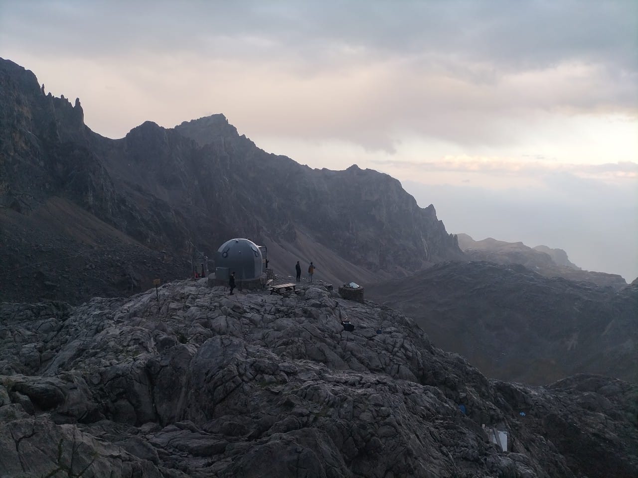 Campo base de recogida en los Picos de Europa.