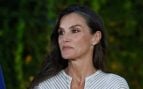 Letizia vuelve a jugar fuerte en Marivent: el vestido blanco de rayas que lo tiene todo