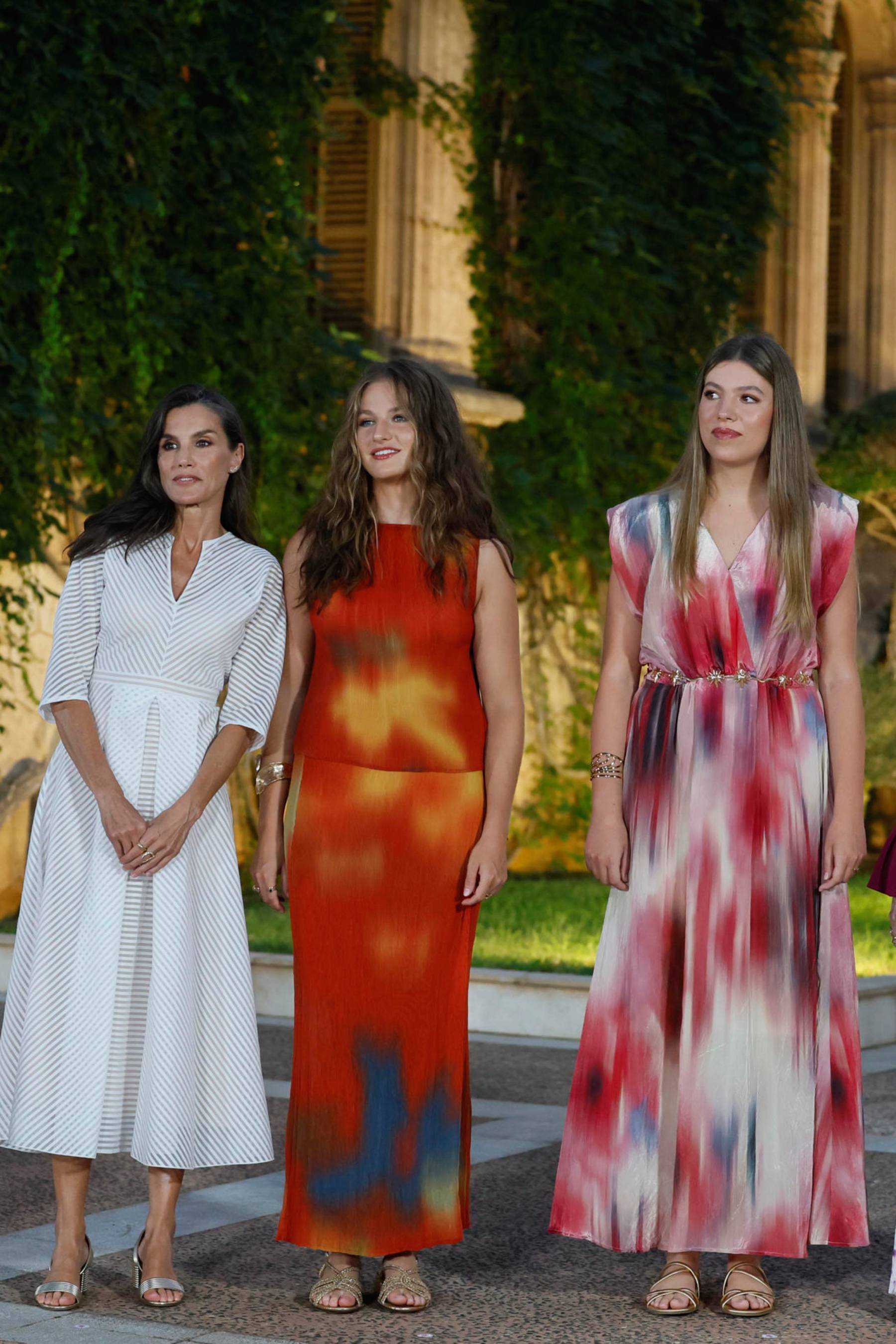 La Reina Letizia junto a la princesa Leonor y la infanta Sofía en Marivent. (Foto: EFE)