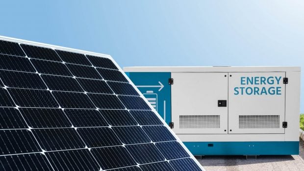 Panel solar con contenedor de almacenamiento de energ&iacute;a de bater&iacute;a al fondo.