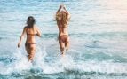 Llevamos años comprando el bikini equivocado después de los 50 y este verano muchas mujeres se han dado cuenta: te quita años de encima