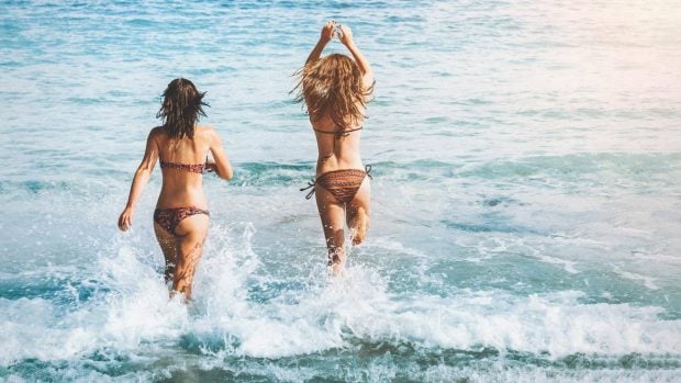 Llevamos a&ntilde;os comprando el bikini equivocado despu&eacute;s de los 50 y este verano muchas mujeres se han dado cuenta: te quita a&ntilde;os de encima