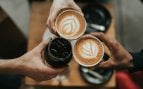 Llevamos años tomando el café nada más levantarnos porque parecía lo más lógico, pero cada vez más expertos alertan: dispara el cortisol