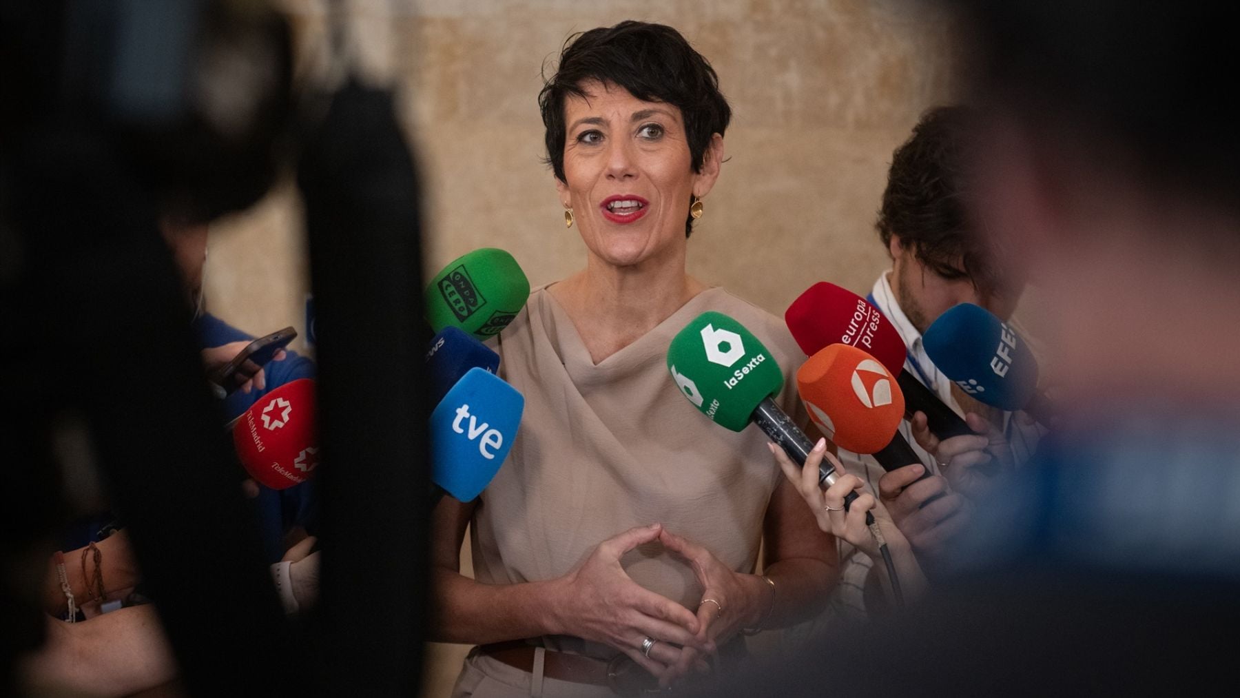 Elma Saiz anuncia eufórica 25 millones de euros extra para los menas que invadieron Ceuta mientras los ceutíes piden seguridad