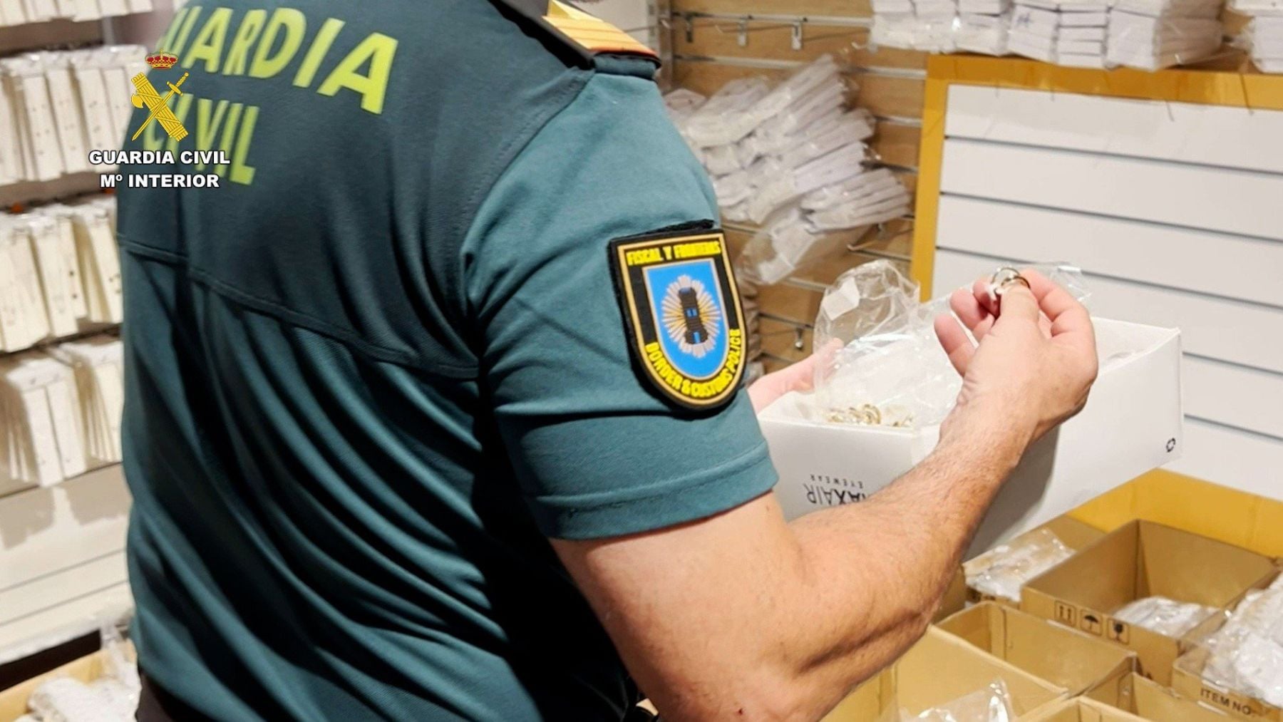 Peritos venidos de Madrid confirman el histórico hallazgo de unas 115.000 joyas falsas escondidas en un almacén secreto de Palma