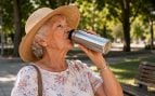 Limonada para hidratarse en verano, refresco para mayores de 65 años, refresco contra el calor en la tercera edad.