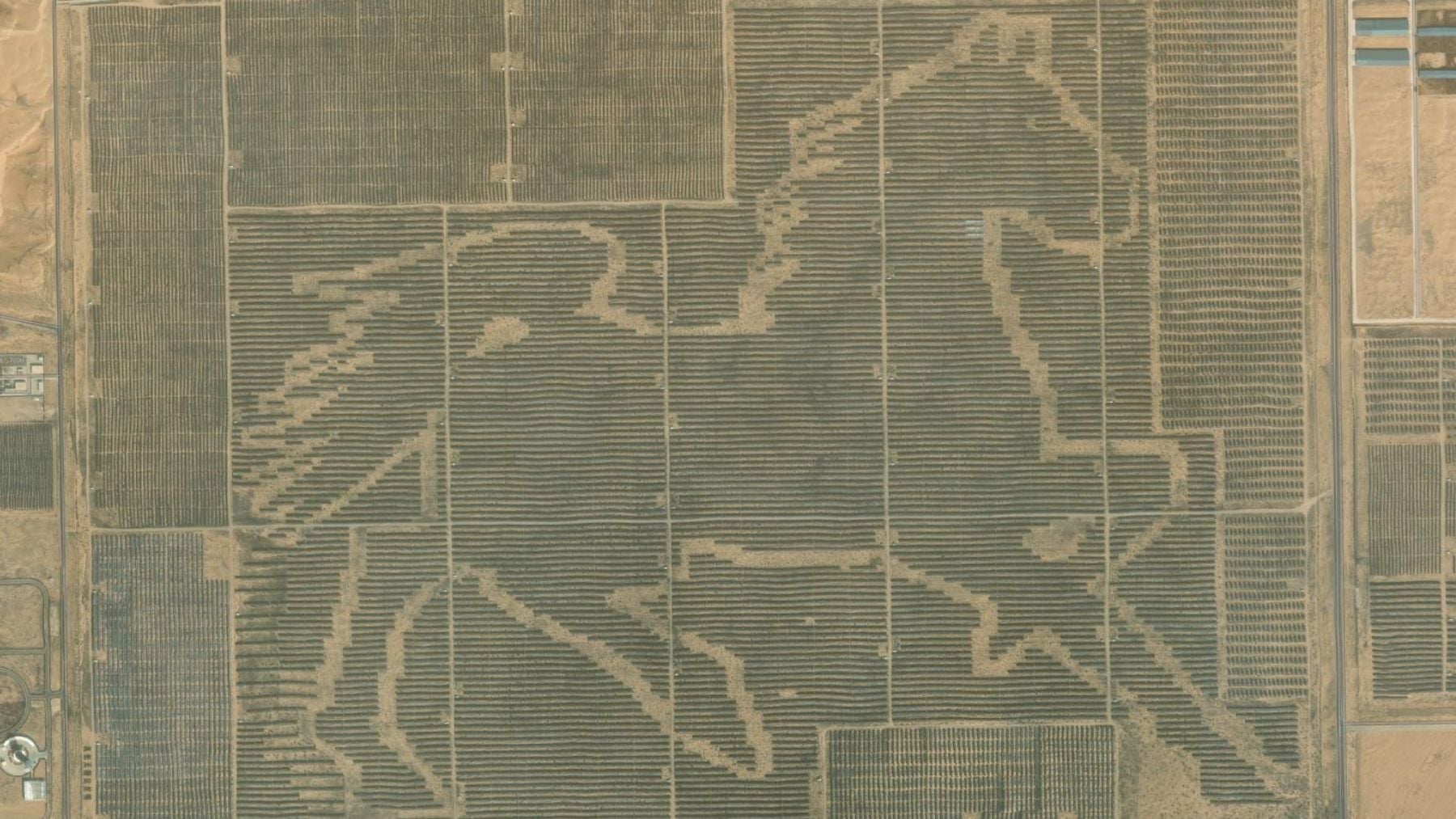 Central solar de Junma. Imagen vía satélite obtenida mediante Esri World Imagery (ArcGIS Living Atlas).