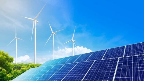 Parque híbrido que combina energía solar y eólica.