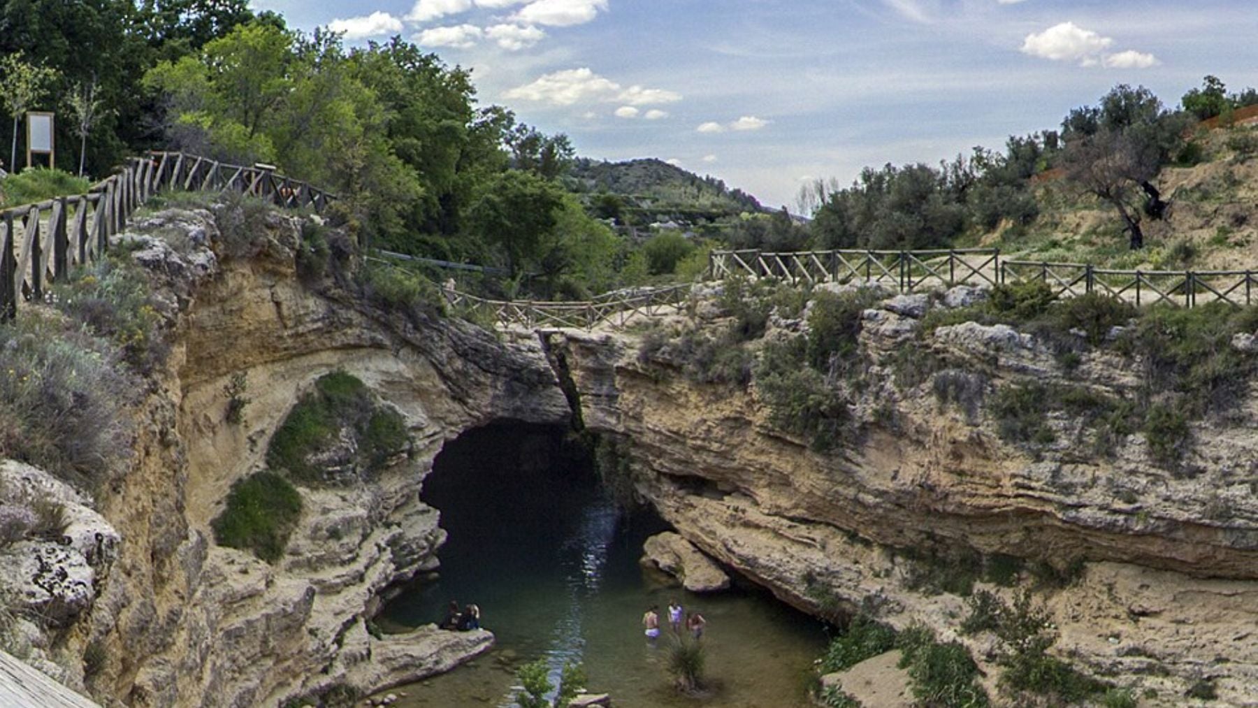 La piscina natural más hermosa de Murcia es un oasis de aguas turquesas entre muros verticales, cascada y un castillo del siglo XI
