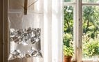 bolsa de agua con trozos de papel de aluminio