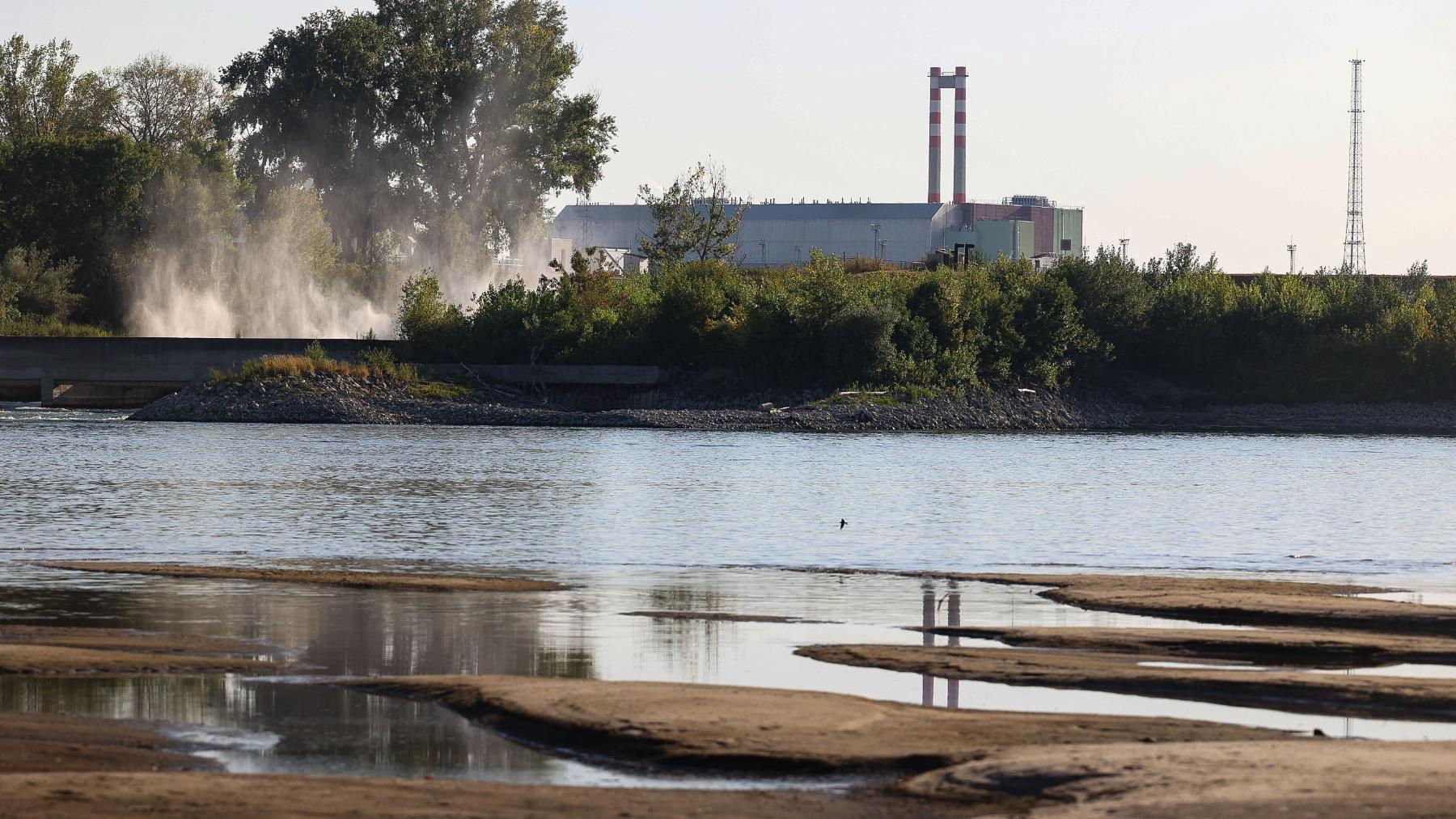 Vista de la central nuclear MVM Paks, en Paks (Hungría), el pasado miércoles, que tuvo que cerrar su reactor 3 debido a los niveles extremadamente bajos del río Danubio. (Foto: EFE).