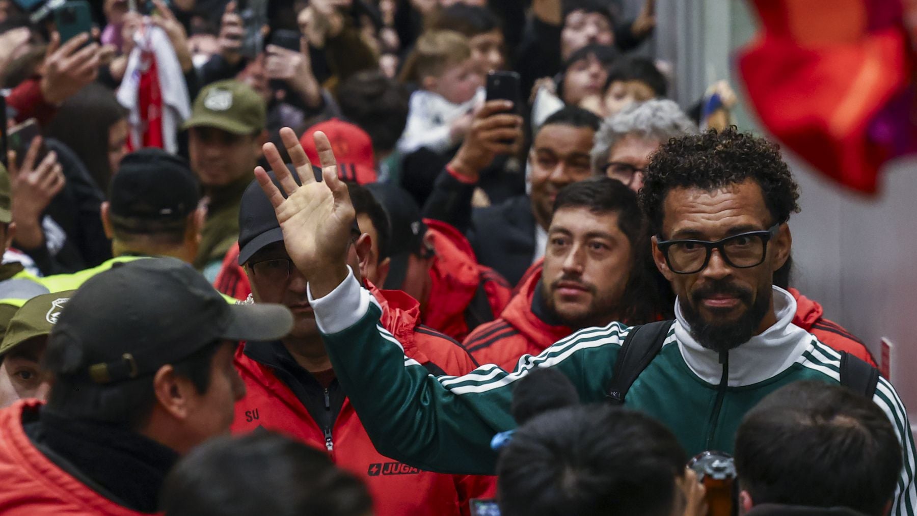Del Mundial a la fama: Vozinha ficha por el Colo Colo de Chile y le reciben como una estrella