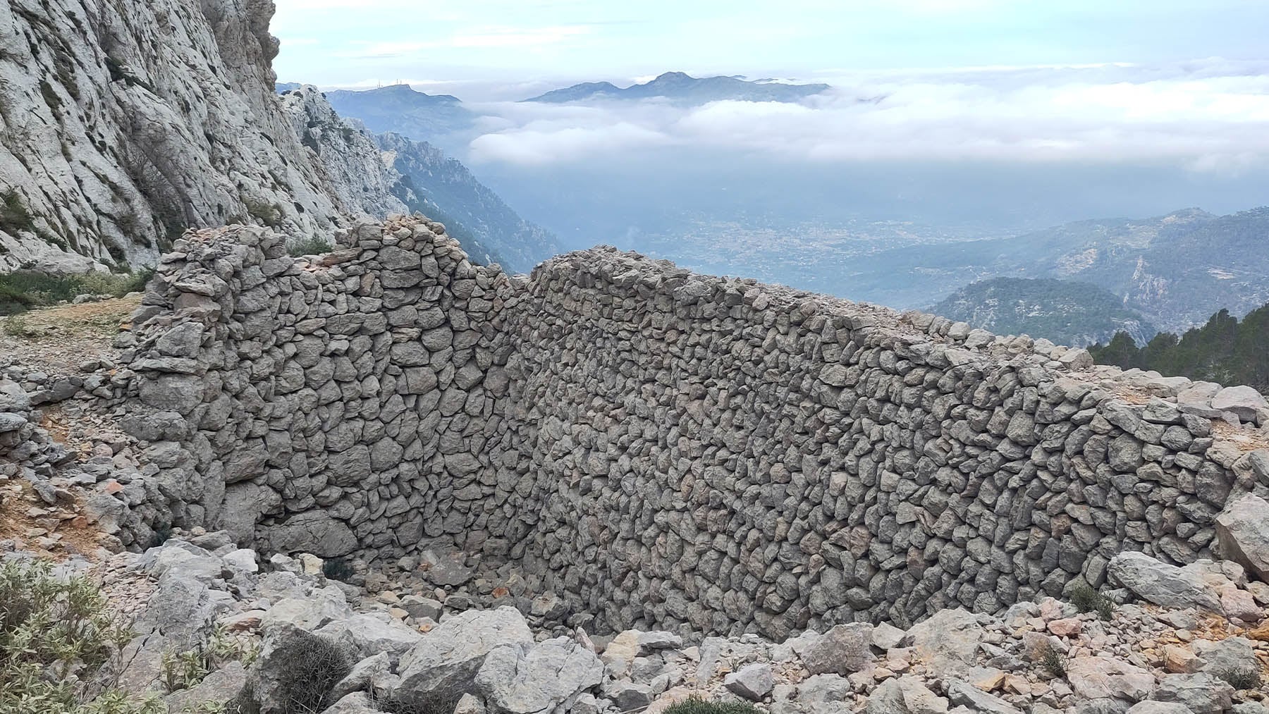 En 1619 alguien ideó una extraña construcción de piedra para guardar la nieve del invierno en la sierra de Mallorca: 4 siglos después son BIC y aún se conservan 11 en pie