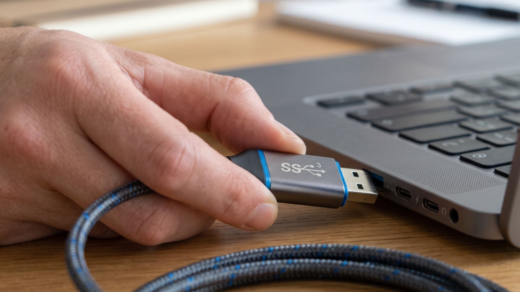 Desde arpones hasta rayos: ¿qué significan los misteriosos símbolos de los conectores USB de los ordenadores?