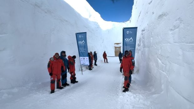 Equipo del Santuario cerca de la entrada de las instalaciones, situadas bajo la nieve de la Ant&aacute;rtida. Cedida por la Ice Memory Foundation.