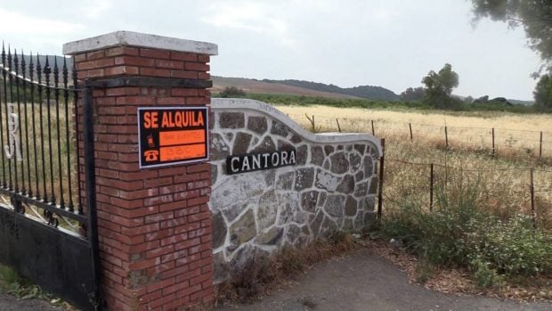Las puertas de la finca Cantora. (Foto: Europa Press)