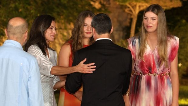 La Reina Letizia y sus hijas con Anglada. (Foto: Europa Press)