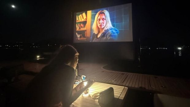 Ester Exp&oacute;sito y Mbapp&eacute; en una sesi&oacute;n de cine. (Foto: Redes Sociales)