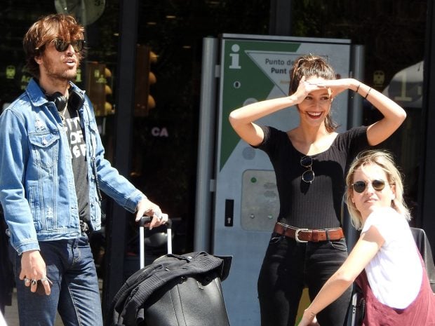 Ana Fernández y Andy Molina junto a Adri, novio de la actriz y componente de 'Marlon'. (Foto: Europa Press)
