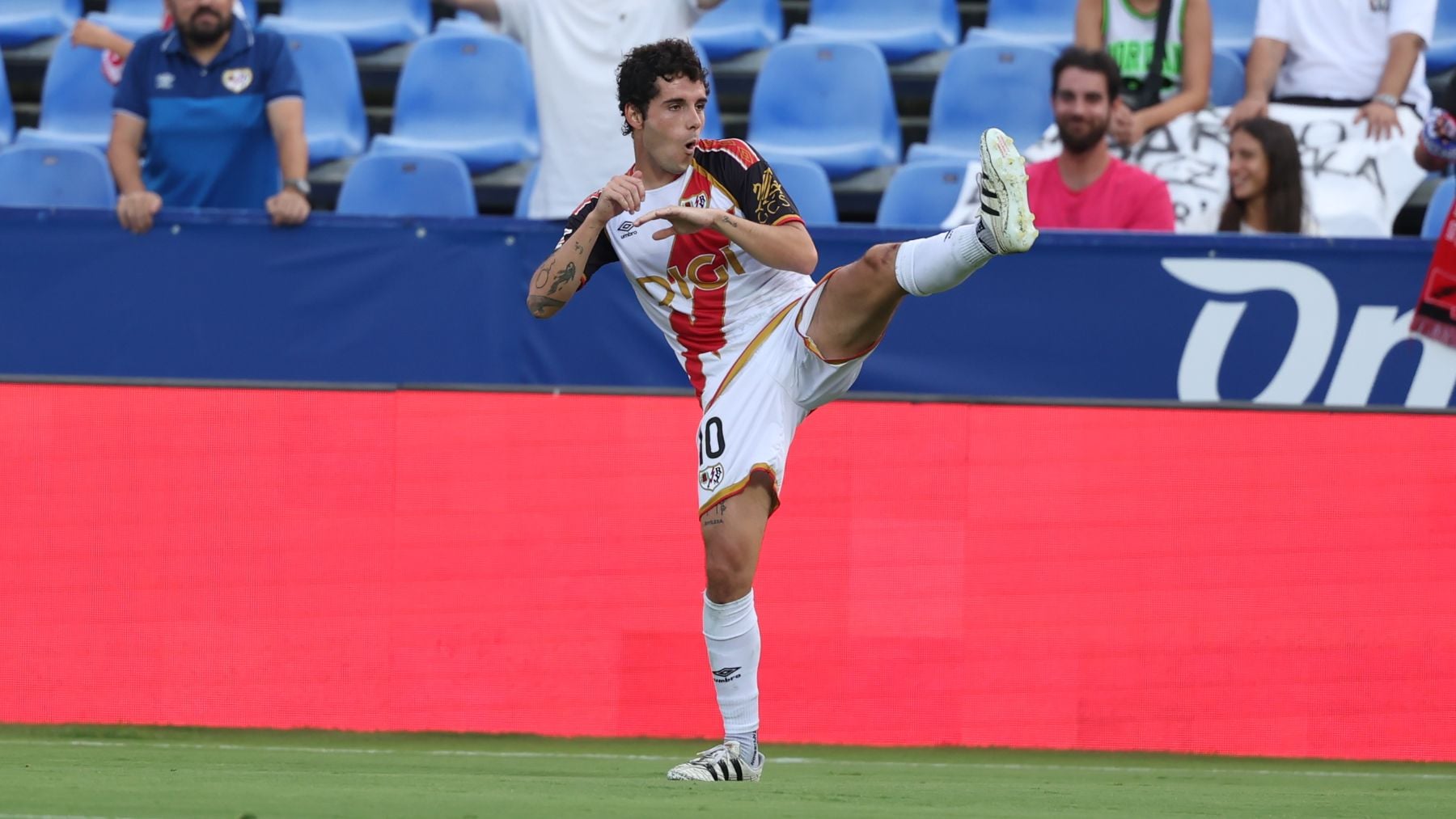 Camello celebra un gol al Racing. (EFE)