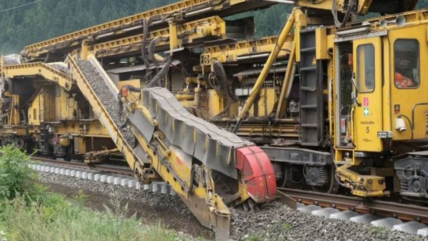La máquina combina el desguarnecido del lecho de balasto con la renovación de la vía, sin necesidad de cortar el tráfico ferroviario. / Foto: Plasser & Theurer